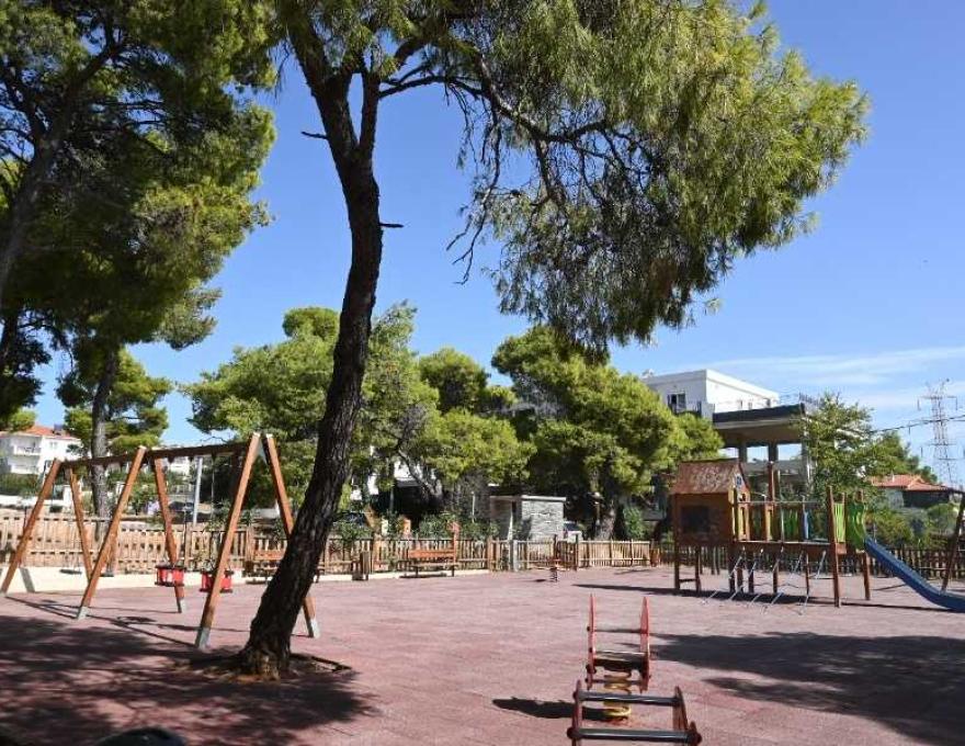 Παιδική χαρά Βαρυμπόμπη0