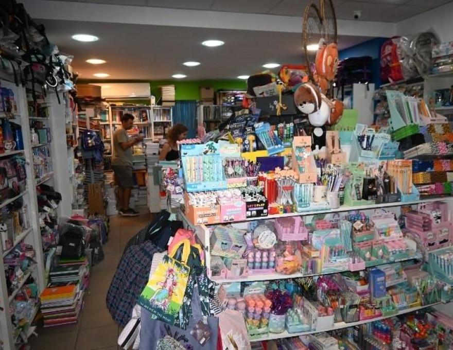 Πετάει Πετάει το βιβλίο0