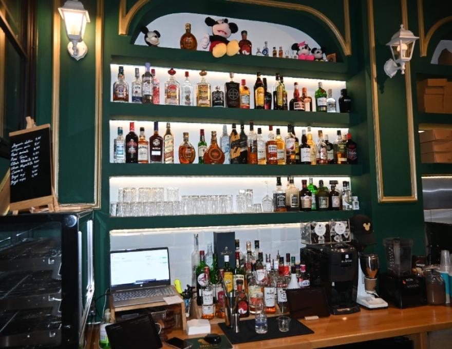 Mikis Coffee & Crepes4